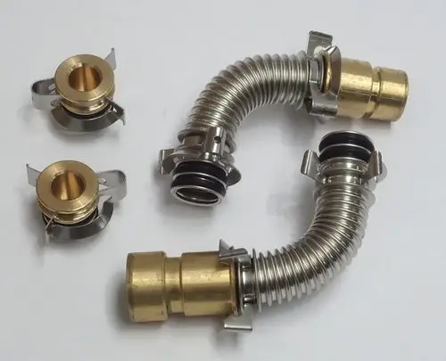 Zwei gebogene Metallrohre mit gummiartigen Dichtungen und vier Schnellverschluss-Elementen, die als Anschlusszubehör für Daikin-Produkte dienen.